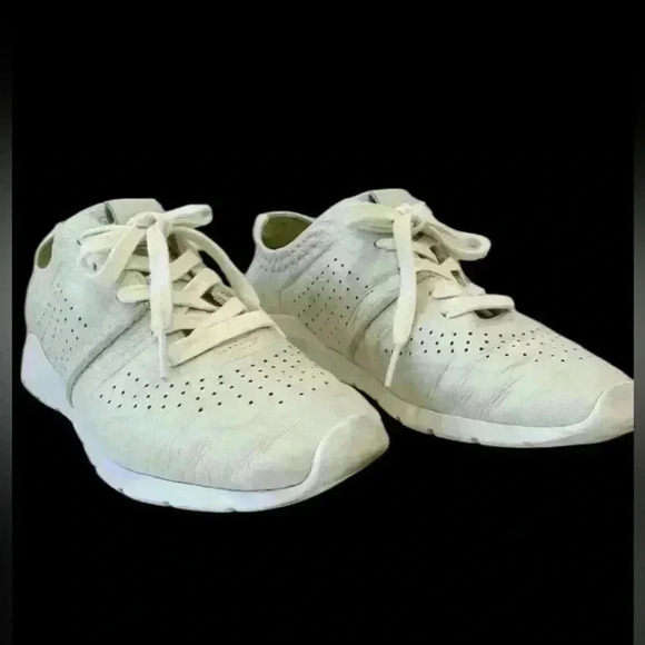 Women Uggs TYE SOFT perforated, leather, beige, and color size 8.5 - Picture 2 of 7